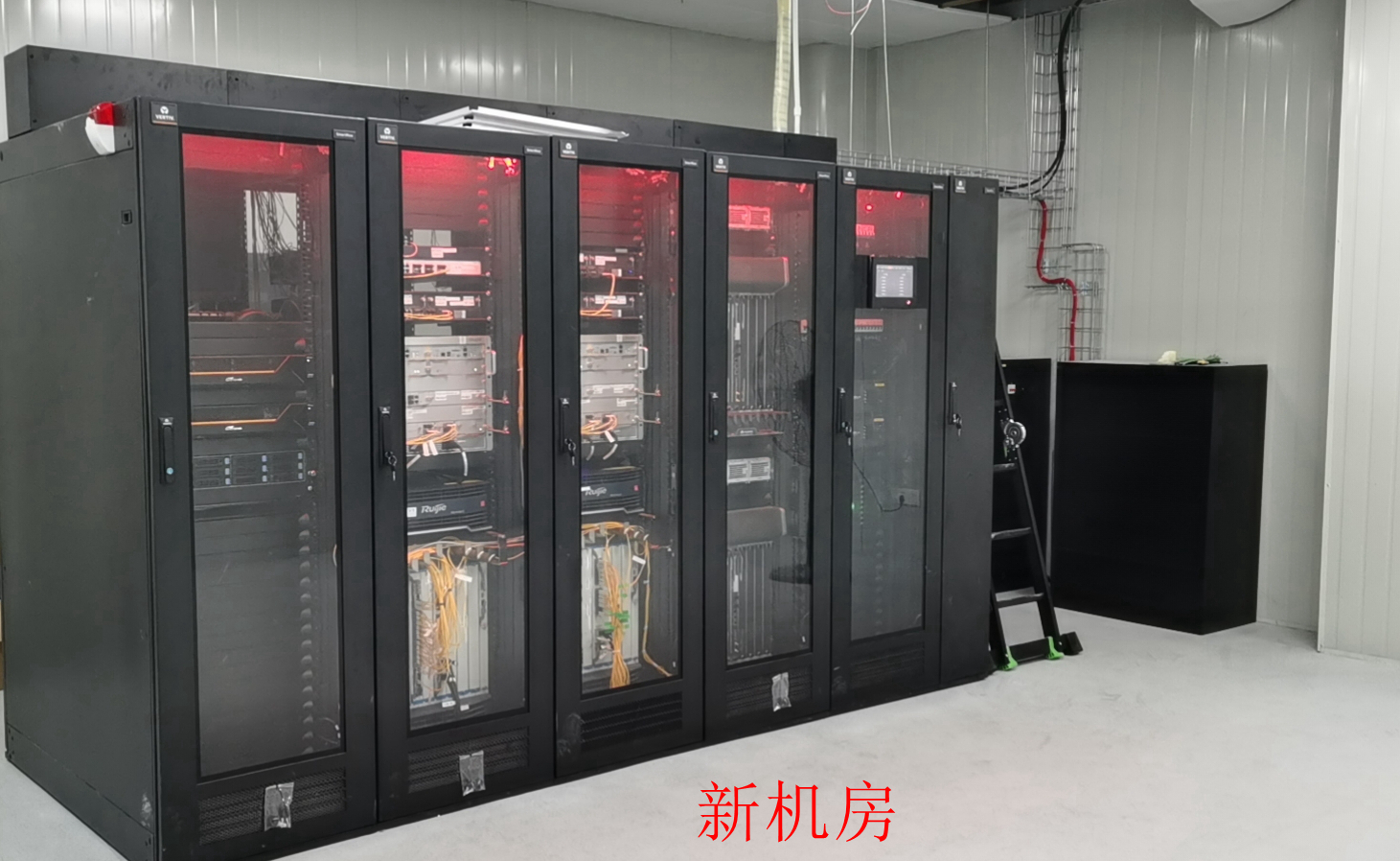 我校完成学生区核心机房搬迁工作